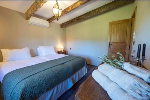 1 dormitorio con 1 cama grande y suelo de madera en Bergerie de Charme Pedi Lione, en Calenzana