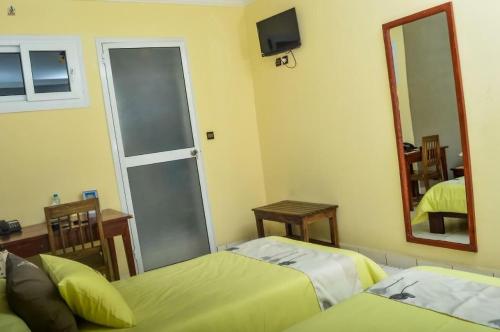 Ein Bett oder Betten in einem Zimmer der Unterkunft HOTEL LE GRAND PALAIS