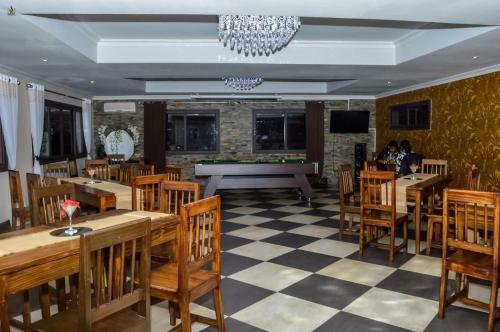 een restaurant met tafels en stoelen en een pooltafel bij HOTEL LE GRAND PALAIS in Fianarantsoa