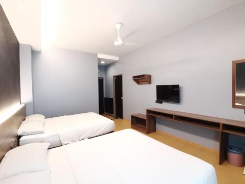 Una televisión o centro de entretenimiento en Lumut Hotel