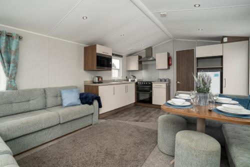 Port Seton的住宿－Seton Sands-3 Bed Static Caravan，客厅配有沙发和桌子