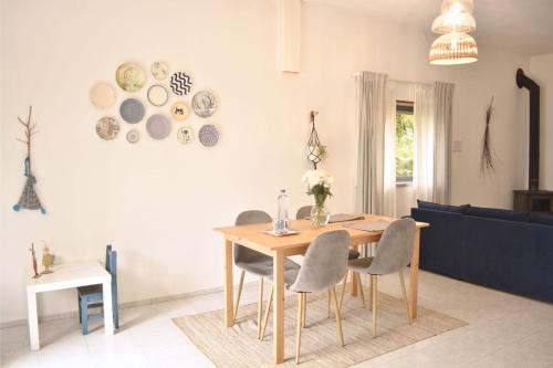 uma mesa de jantar com cadeiras e pratos na parede em Nature et al House - Casa para uso exclusivo com jardim em Batalha