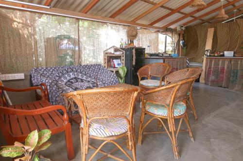un grupo de sillas y una mesa en una habitación en The Lost Hostels, Arugam Bay Beach - Sri Lanka, en Arugam Bay