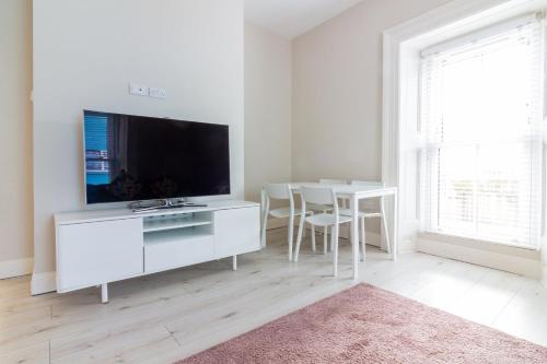 TV at/o entertainment center sa GuestReady - Relax and Explore in Dundrum