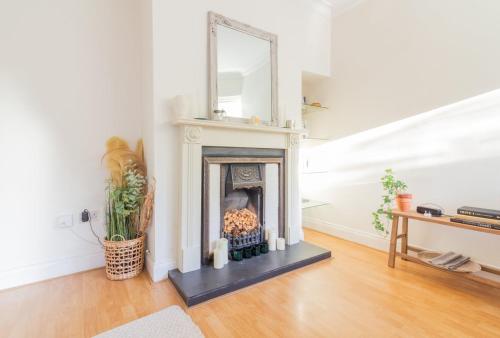 sala de estar con chimenea y espejo en GuestReady - Tranquil retreat in Chapelizod, en Dublín