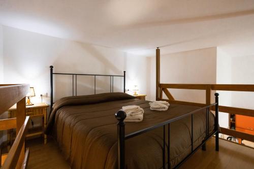 een slaapkamer met een bed met twee handdoeken erop bij Hola Cathedral House in Palermo