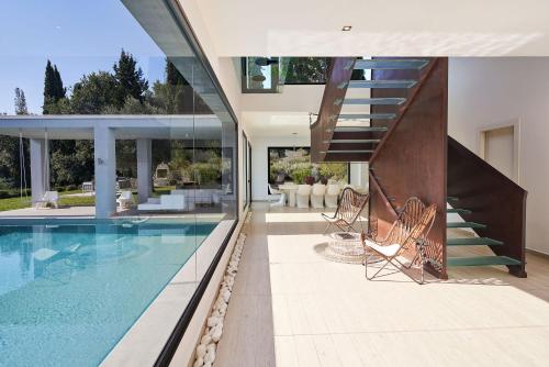 una casa con piscina y escalera en The Designer's Villa - Member of Spiritual Living Corfu en Virós