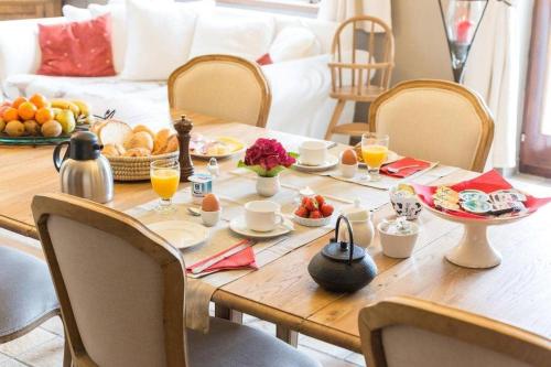 una mesa de comedor con productos para el desayuno en A la ferme du Pere Eugene, en Malmedy