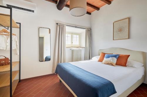 ein Schlafzimmer mit einem großen Bett in einem Zimmer in der Unterkunft Agriturismo Borgo Scaffaia in San Piero a Sieve