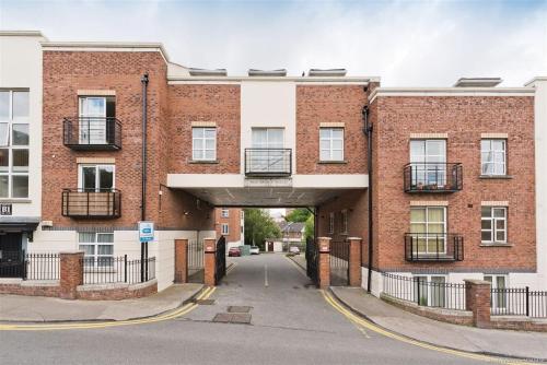 un edificio de ladrillo con un puente sobre una calle en GuestReady - Lovely stay in Dublin, en Dublín