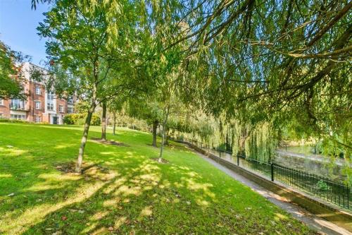 un parco con alberi, un fiume e una recinzione di GuestReady - Lovely stay in Dublin a Dublino