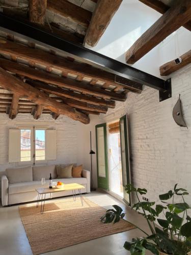 ein Wohnzimmer mit einem Sofa und einem Tisch in der Unterkunft Centric apartment in Vilanova i la Geltru in Vilanova i la Geltrú