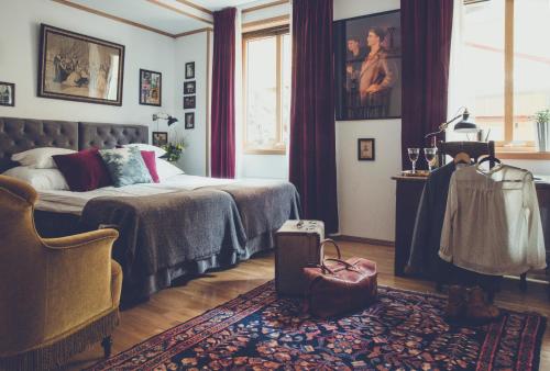 a bedroom with a bed and a rug on the floor at Hotell Gästis in Varberg