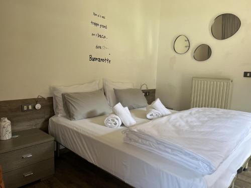um quarto com uma cama com toalhas em Hotel Lido em Ledro