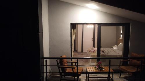 Zimmer mit einem Tisch und einem Spiegel an der Wand in der Unterkunft TRAKHEİA OTEL in Marmaris