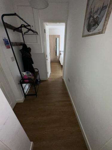 un pasillo con una escalera que conduce a una habitación en Riverside Relax 1 bedroom near Airport and City Centre PL, en Liverpool