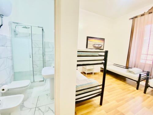 罗马COMFORT INN ROMA TERMINI的浴室配有卫生间、盥洗盆和淋浴。
