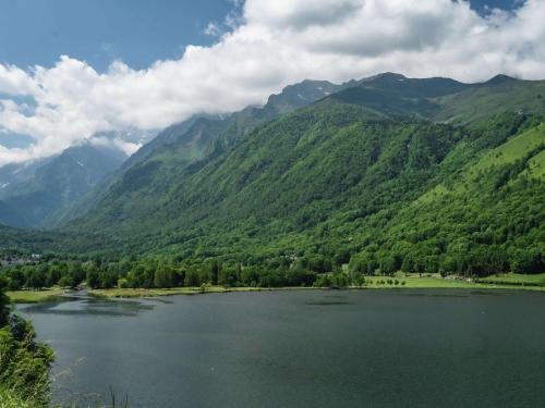 ルダンヴィエルにあるMercure Peyragudes Loudenvielle Pyrénéesの山々の渓谷の中間湖