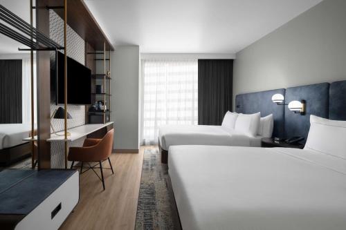 Hotel West & Main Conshohocken, Tapestry Collection Hiltonにあるベッド