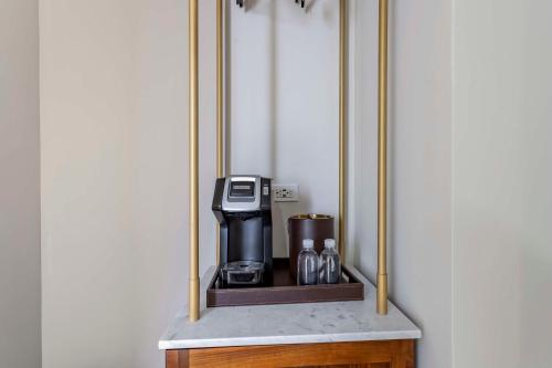 uma máquina de café numa prateleira num quarto em The Draper New York, Tapestry Collection by Hilton em Nova Iorque