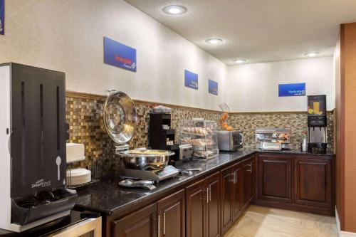 Η κουζίνα ή μικρή κουζίνα στο Days Inn by Wyndham Columbia Kentucky