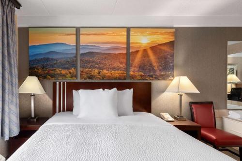 Ένα ή περισσότερα κρεβάτια σε δωμάτιο στο Days Inn by Wyndham Columbia Kentucky