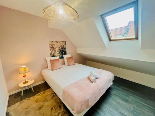 Dormitorio pequeño con cama en el ático en Magnifique maison de ville en Morestel