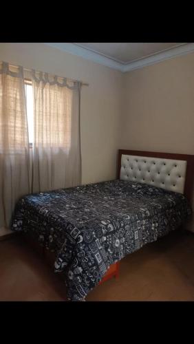 - une chambre avec un lit et une couverture dans l'établissement Dedee, à Lima