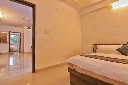 Posteľ alebo postele v izbe v ubytovaní Harish Hospitality