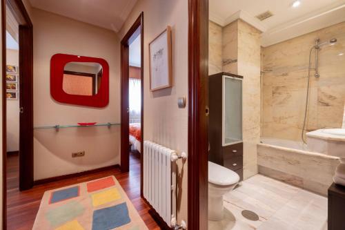 y baño con aseo, ducha y lavamanos. en Apartamento SpítiCasa, en Santiago de Compostela