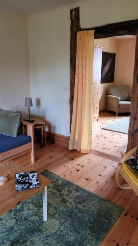 un soggiorno con divano e tavolo di Alte Ausspanne FEWO a Walkendorf