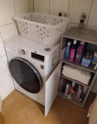 a washing machine in a kitchen with a shelf at Raus aufs Land in Ederberg