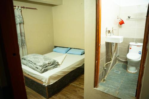 Postel nebo postele na pokoji v ubytování Universal Hotel & Lodge - Gorkha