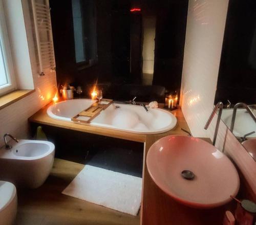 La salle de bains est pourvue d'une baignoire, d'un lavabo et de toilettes. dans l'établissement Mare Monti, à Gênes