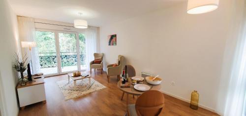 un salon avec une table et des chaises dans l'établissement Résidence de Mons en Baroeul, à Mons-en-Baroeul