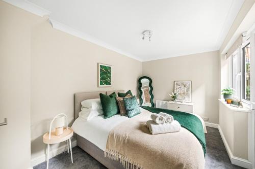 1 dormitorio con 1 cama grande con almohadas verdes en Reading City Centre - Free Parking - Business Stays - Relocators, en Reading