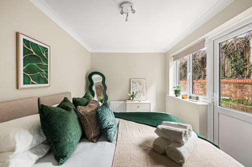 1 dormitorio con 1 cama con almohadas verdes en Reading City Centre - Free Parking - Business Stays - Relocators, en Reading