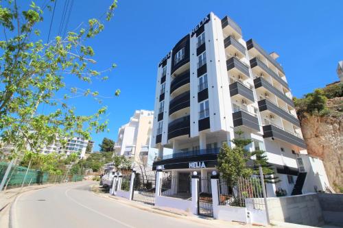 un edificio al lado de una calle en Helia Hotel en Sarandë