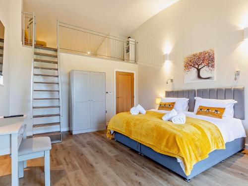 Babcary的住宿－2 Bed in Somerton 92126，一间卧室设有一张床和一个螺旋楼梯