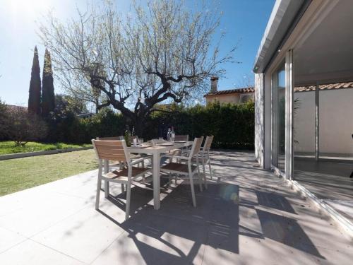 拉特斯的住宿－Villa Horizon - climatisation et jardin，庭院里的白色桌椅