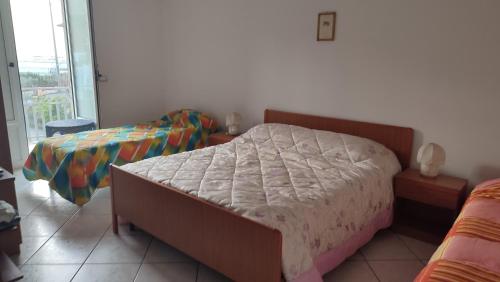 sypialnia z łóżkiem w pokoju z oknem w obiekcie Da Totonno w mieście Montefalcione
