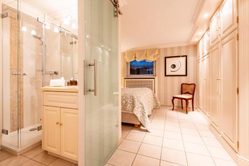 ein Bad mit einem Bett, einer Dusche und einem Waschbecken in der Unterkunft Ferienwohnung Feskerdam in Morsum