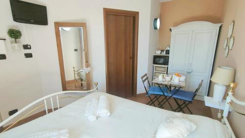 a bedroom with a bed and a table with chairs at Villa Albina in La Loggia