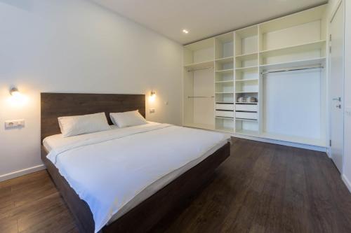 a bedroom with a large white bed and a window at DayFlat Apartments Maidan Area in Kyiv