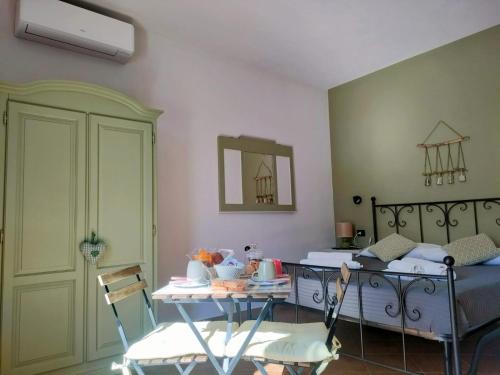 a room with a bed and a table with chairs at Villa Albina in La Loggia