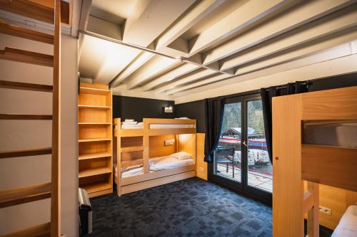 Cette petite chambre comprend des lits superposés et une fenêtre. dans l'établissement Hotel Aquatel, à Dinant