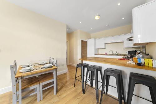 Кухня или мини-кухня в Luxury Apartments 2 Bedrooms Central Maidenhead
