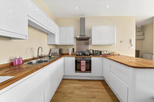 Кухня или мини-кухня в Luxury Apartments 2 Bedrooms Central Maidenhead

