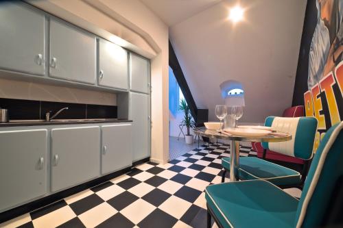 une cuisine avec une table et des chaises dans une pièce dans l'établissement Retour vers le passé, à Metz