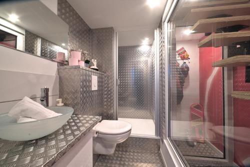 une salle de bain avec une douche, des toilettes et un lavabo dans l'établissement Retour vers le passé, à Metz